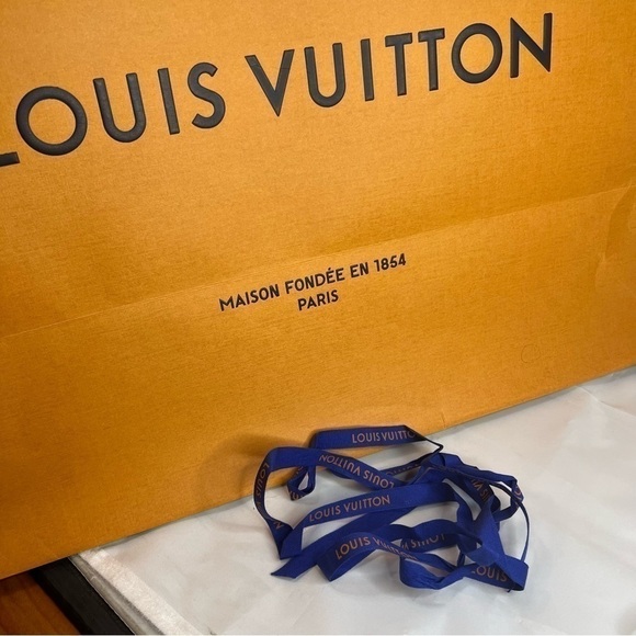 LOUIS VUITTON XXL Paper Shopping Tote - Picture 5 of 7